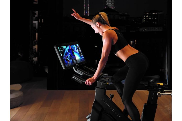 Вертикальный велотренажер Technogym Bike фото 7