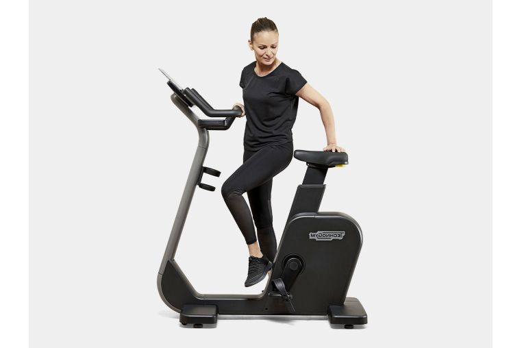 Вертикальный велотренажер Technogym Cycle фото 12