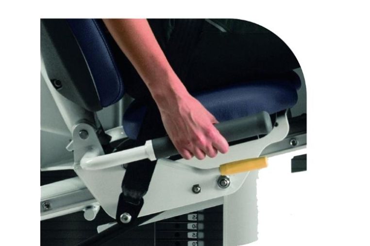 Грузоблочный тренажер на нижнюю часть тела Technogym Leg Extension MED фото 2