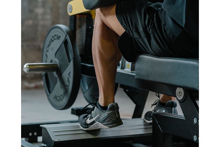 Нагружаемый дисками тренажер Technogym PURE STRENGTH Seated Calf фото 1